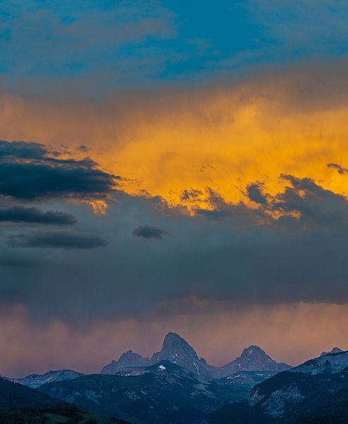 Garber, Howie 아티스트의 USA-Wyoming-Dramatic sky at sunset over Grand Teton-west side of Teton Mountains작품입니다.